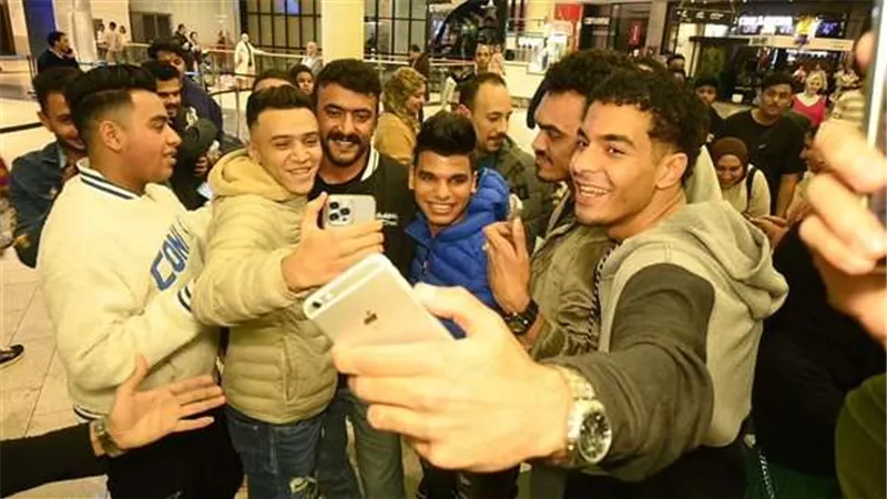 خلال عرض «الإسكندراني».. أحمد العوضي يتفاجئ بفريق الزمالك في السينما (صور)