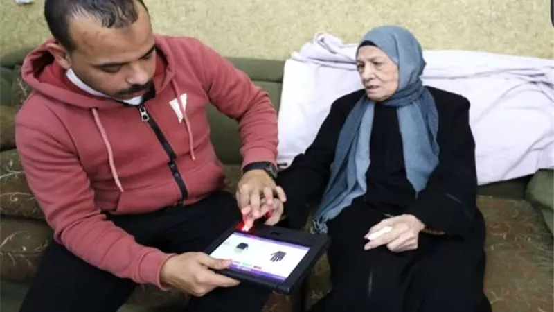 الداخلية تستخرج بطاقة رقم القومي لمسنة بمنزلها بالجيزة