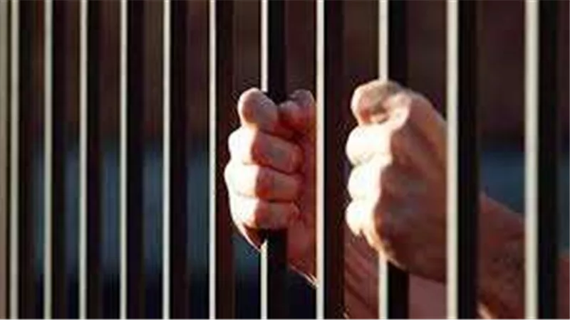 للنصب على المواطنين.. حبس شخص انتحل صفة موظف خدمة عملاء أحد البنوك