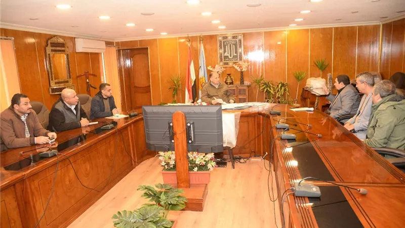محافظ أسيوط يناقش جهود ترشيد استهلاك الكهرباء بالقرى والمراكز
