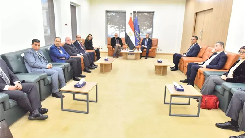وزير الاتصالات ومحافظ أسيوط يزوران المنطقة التكنولوجية