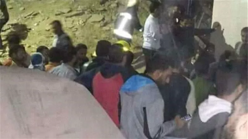 انتشال جثة سيدة من أسفل أنقاض عقار أسيوط المنهار