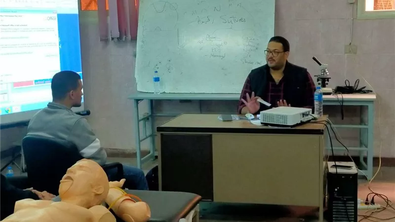 كلية الطب البشري بسوهاج تنظم دوره تدريبية للطلاب عن الاسعافات الاولية