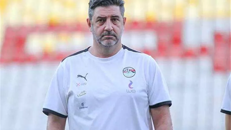 بعد التعادل أمام موزمبيق.. تفاصيل جلسة مسئولي اتحاد الكرة مع فيتوريا