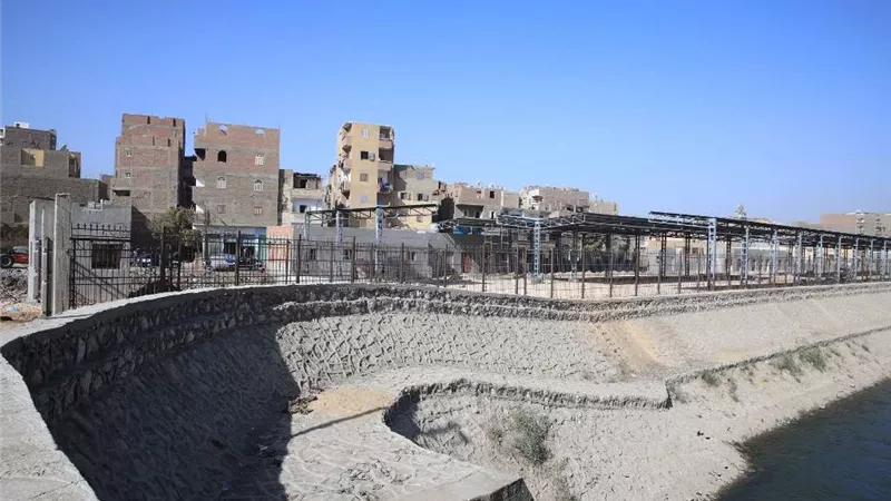 محافظ سوهاج يتابع الموقف التنفيذي لمشروع التطوير الحضارى لمنطقة أعلى مفيض ترعة نجع حمادى