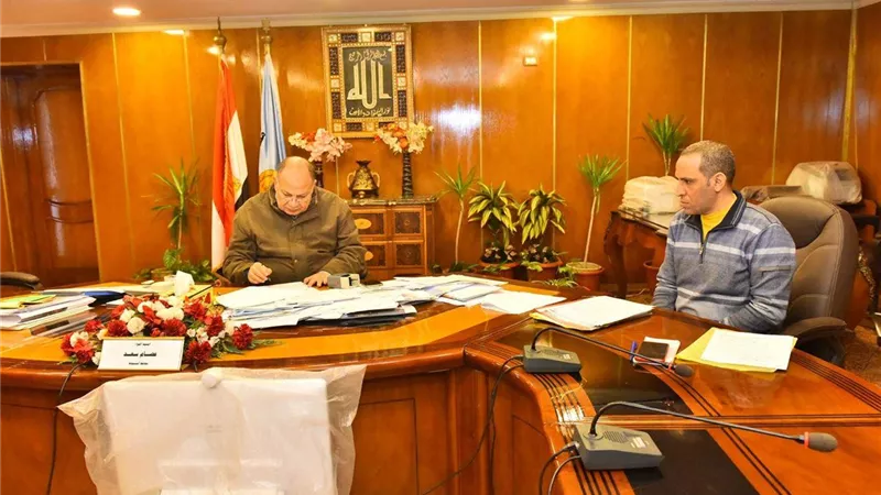 محافظ أسيوط يبحث تنمية الموارد الذاتية وترشيد الإنفاق بالقطاعات الخدمية
