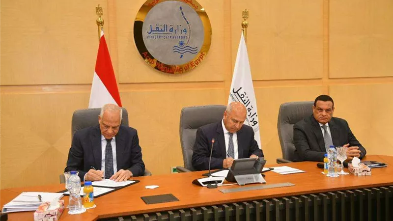 وزير النقل يوقع مع محافظي الغربية والجيزة بروتوكولي تعاون
