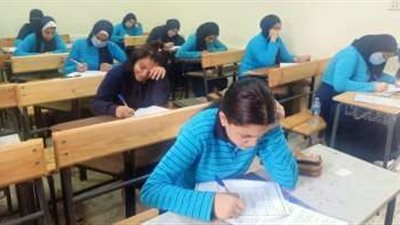 طلاب الصف الاول الثانوي يؤدون امتحان مادتي التاريخ والاحياء اليوم