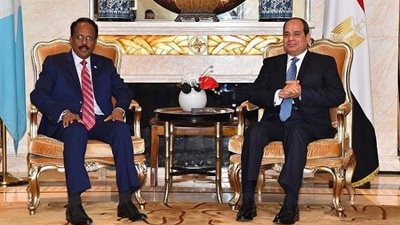 رئيس الصومال يصل مصر للقاء الرئيس السيسي