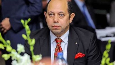 أحمد سليمان يصل الإمارات لحضور مباراة الزمالك والوحدة الإماراتي