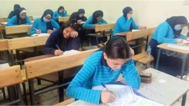 طلاب الصف الاول الثانوي يؤدون امتحان مادتي التاريخ والاحياء اليوم