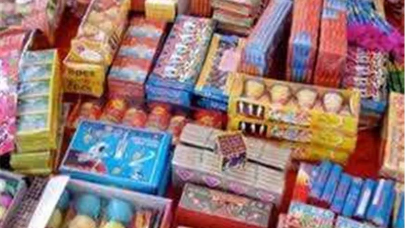 ضبط شخصين لقيامهما بالإتجار فى الألعاب النارية والترويج لها عبر مواقع التواصل الإجتماعى