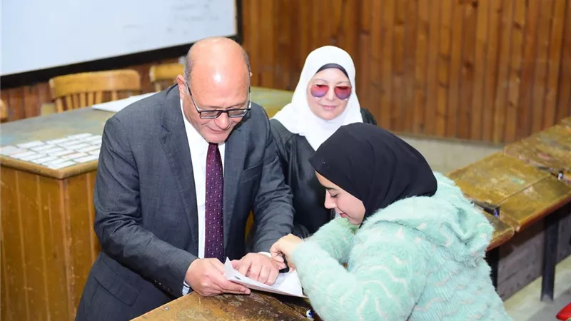 رئيس جامعة سوهاج يواصل تفقد امتحانات الفصل الدراسي الأول بكليتي العلوم والتربية النوعية