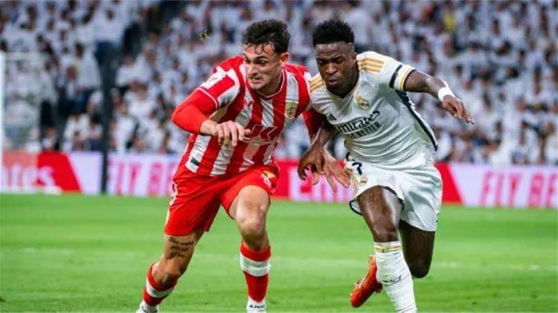 لاعب ألميريا بعد ريمونتادا الريال: الحكم كان متعمدًا في قراراته لفوز مدريد