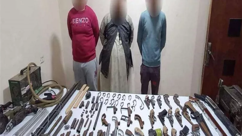 إدارة ورشة لتصنيع وبيع الأسلحة.. حبس 3 أشخاص 15 يوماً على ذمة التحقيقات بسوهاج