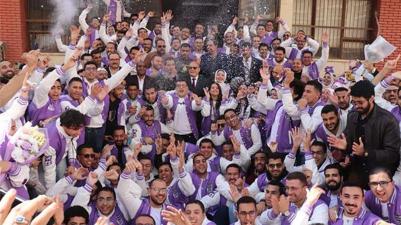 النعماني يشارك طلاب أول دفعه بكلية الطب بجامعة سوهاج بنظام (٥+٢) فرحتهم بإنتهاء دراسة بكالوريوس الطب والجراحة