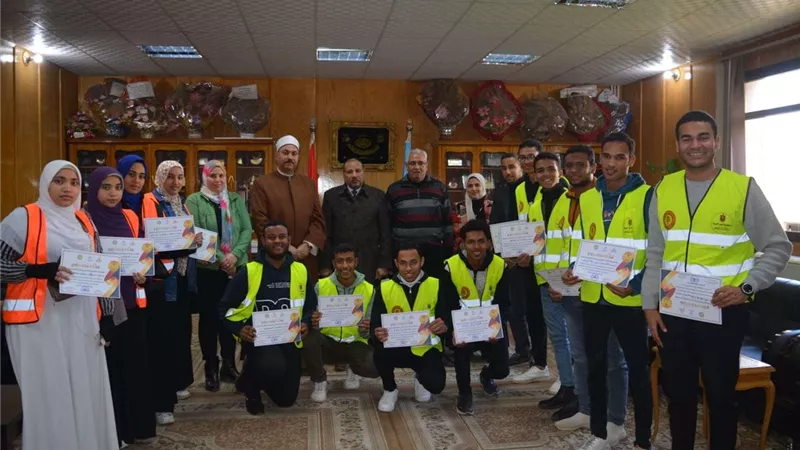 نائب رئيس جامعة الأزهر للوجه القبلي يكرم الفريق التطوعي للطلاب بأسيوط