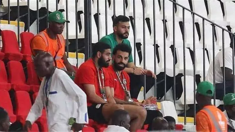 ضيف شرف.. محمد صلاح يدعم المنتخب من المدرجات