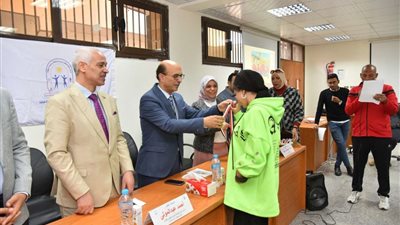 رئيس جامعة أسيوط يستعرض تقريرًا حول أنشطة مركز رعاية الطلاب ذوي الإعاقة خلال 2023