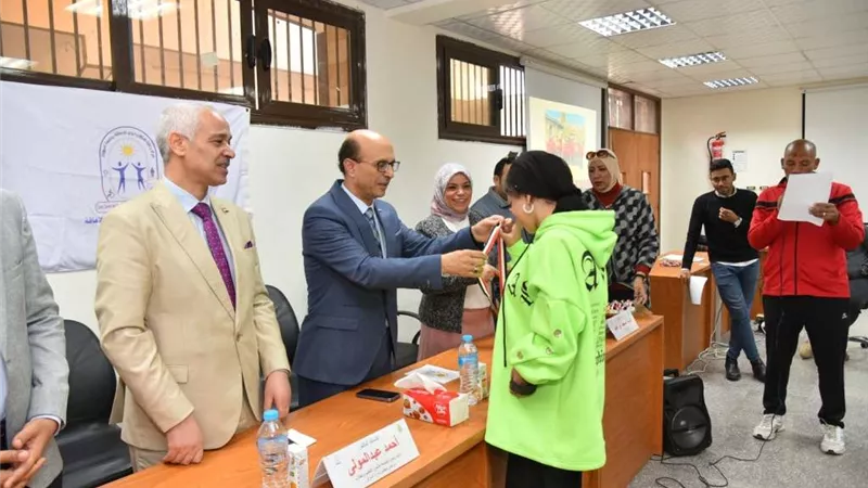 رئيس جامعة أسيوط يستعرض تقريرًا حول أنشطة مركز رعاية الطلاب ذوي الإعاقة خلال 2023