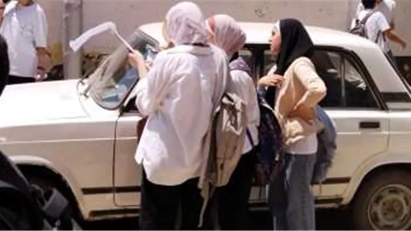 الطلاب يعبرون عن سعادتهم بعد إتمام امتحان التاريخ في المنيا