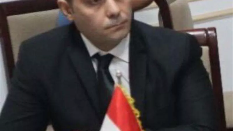 خبير اقتصادي يطالب بتثبيت سعر الدولار لمدة خمس سنوات