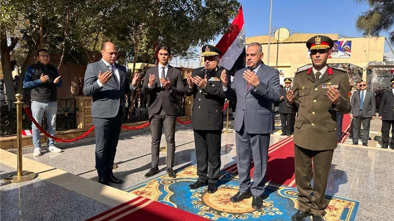احتفالًا بعيد الشرطة.. مدير أمن سوهاج والمحافظ يضعان أكاليل الزهور على النصب التذكاري