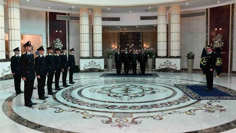 وزير الداخلية يصدق على تخريج طلبة من 