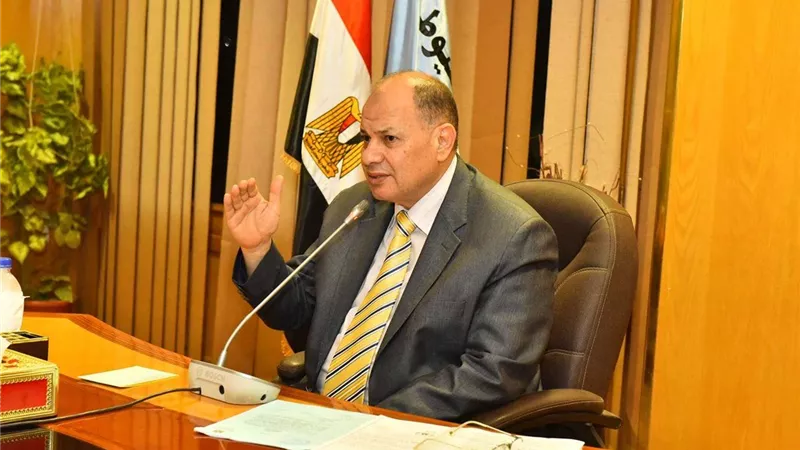 محافظ أسيوط يتلقى بيان بخطة القوافل العلاجية المجانية بقرى حياة كريمة