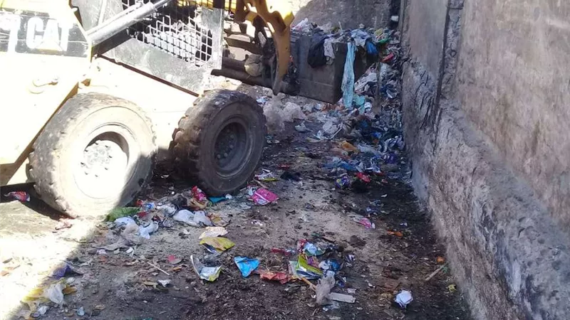 رفع 505 طن مخلفات وتسوية وتمهيد طرق خلال حملات نظافة بأسيوط