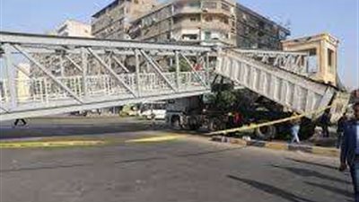 استجواب سائق تريلا اصطدمت بكوبري مشاة بـ ميدان لبنان