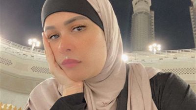 ياسمين عبد العزيز تُشارك جمهورها لحظات من رحلتها إلى مكة المكرمة