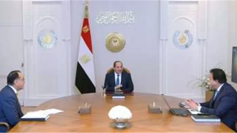 الرئيس السيسي يجتمع مع رئيس الوزراء ووزير الصحة لمتابعة المشروعات القومية