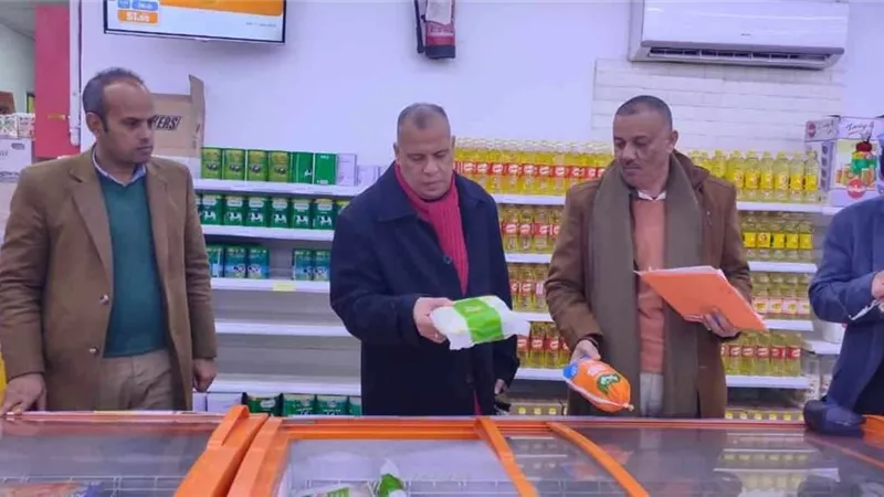 حملات تموينية لضبط محتكر السلع الغذائية بالمنيا
