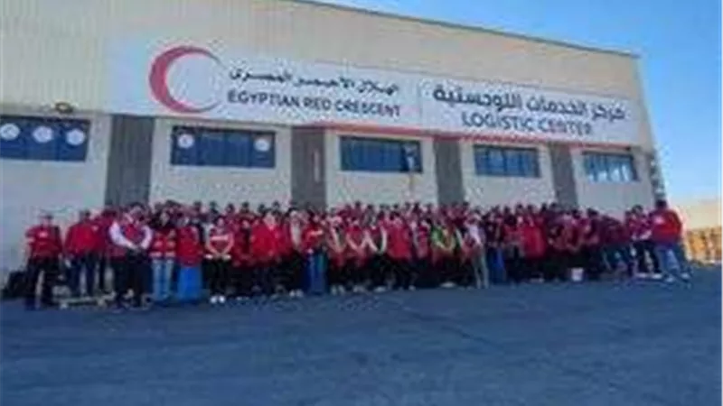رئيس الاتحاد الدولي لجمعيات الصليب الأحمر تزور معبر رفح وتتفقد المساعدات بالعريش