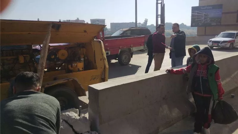 فتح الدوران أمام السيارات لتنظيم حركة المرور بكوبري ملوي بالمنيا