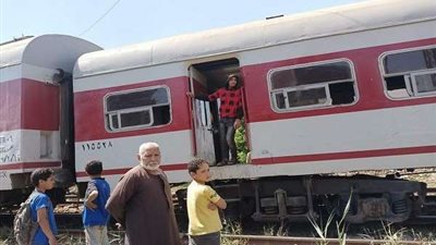 القطار أطاح به ودراجته.. تفاصيل حادث أعلى قضبان السكة الحديد بالبدرشين