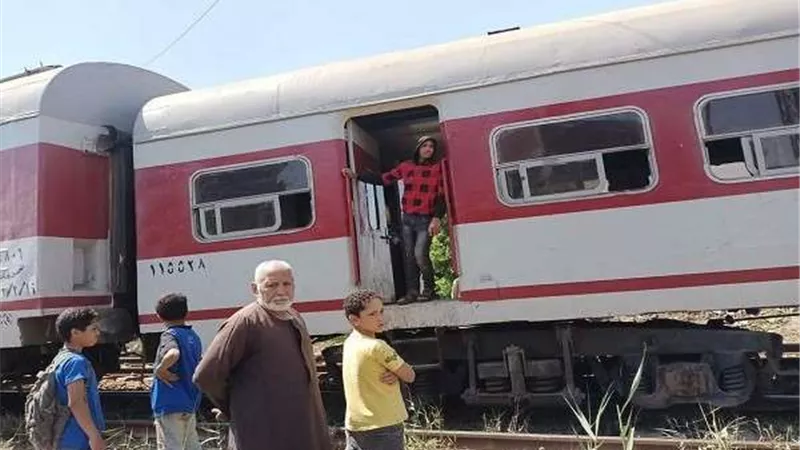 القطار أطاح به ودراجته.. تفاصيل حادث أعلى قضبان السكة الحديد بالبدرشين