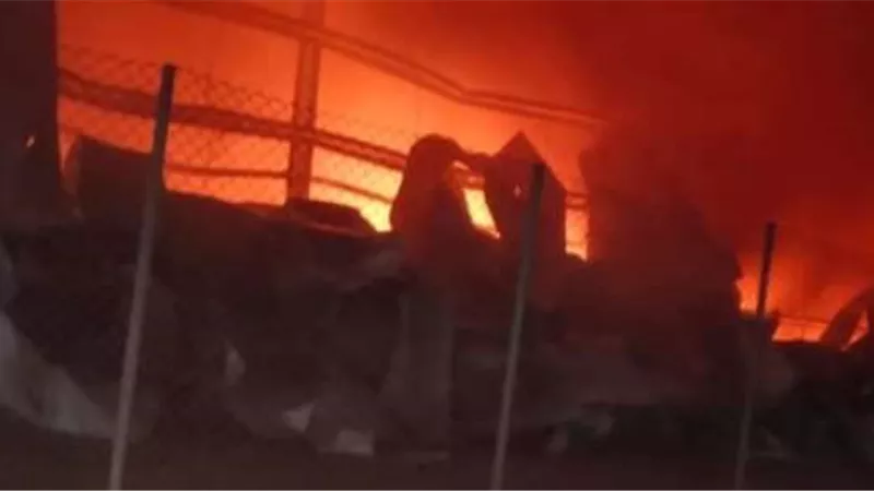 إصابة 4 أشخاص من رجال الإطفاء في حريق داخل مصنع طوب بالبحيرة