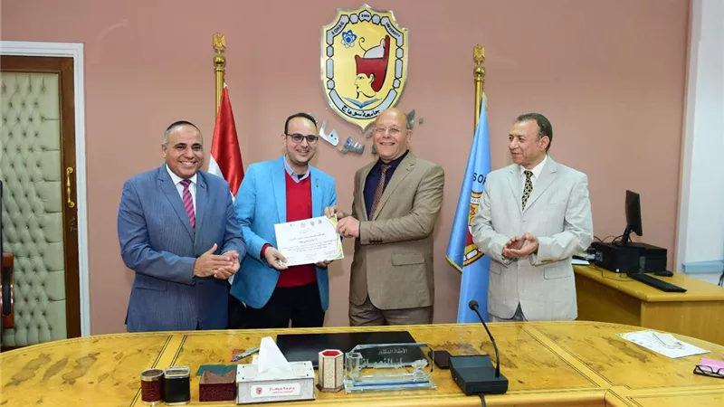 رئيس جامعة سوهاج يكرم فريق عمل التصنيف الدولي للجامعات المستدامة لعام 2023