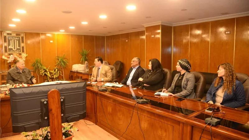 محافظ أسيوط يلتقي وفدا من المستثمرين الإيطاليين لبحث الفرص الاستثمارية