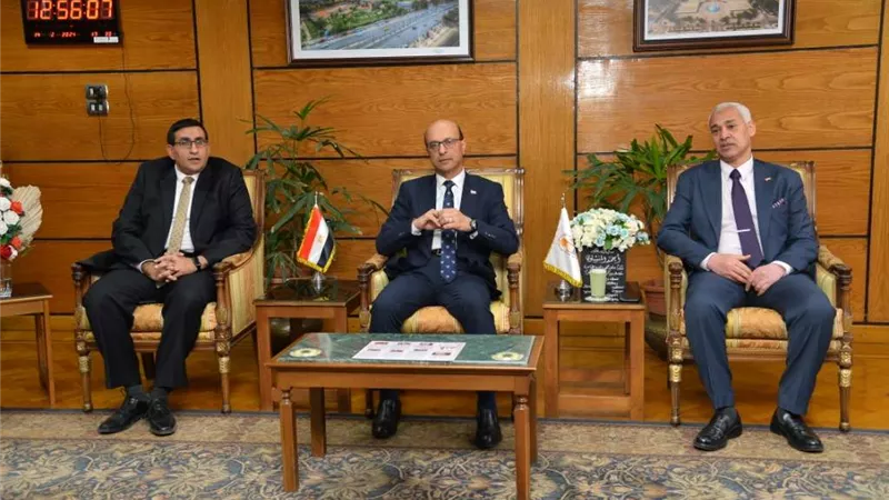 رئيس جامعة أسيوط يبحث تعزيز أوجه التعاون العلمي والأكاديمي مع مدير المعهد القومي للاتصالات