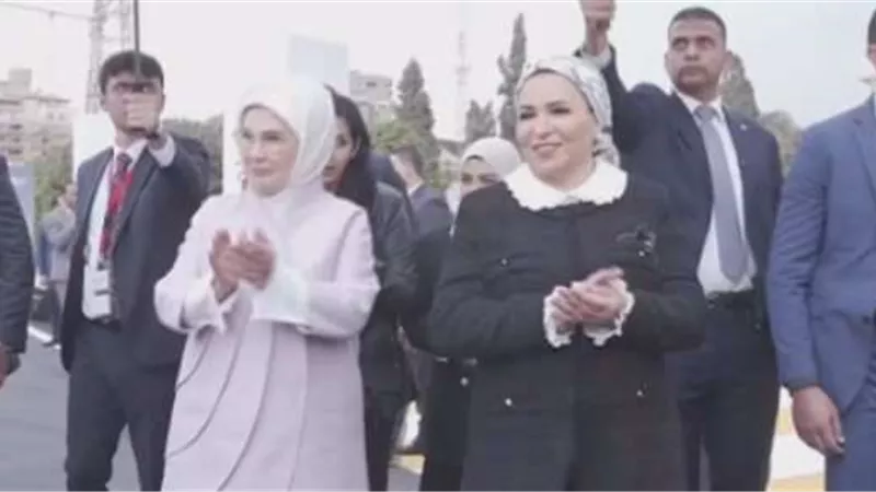 السيدة انتصار السيسي وقرينة الرئيس التركي تتفقدان مقر الهلال الأحمر المصري