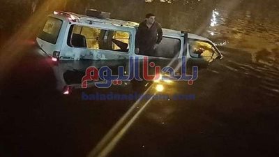 إصابة 8 أشخاص في حادث انقلاب سيارة ميكروباص داخل ترعة فى الصف