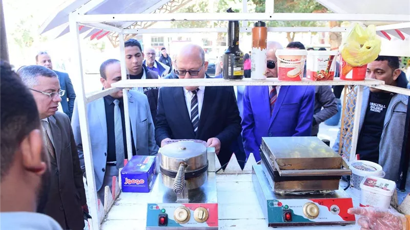 رئيس جامعة سوهاج يتأكد من جودة الأطعمة المقدمة بكافيتريا الجامعة