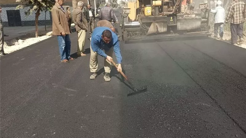 محافظ المنيا يتفقد أعمال تنفيذ خطة الرصف على مستوى المراكز