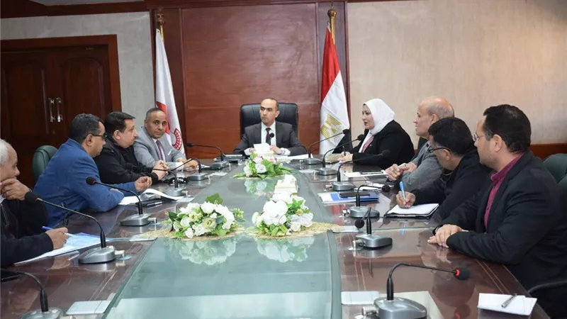 جامعة سوهاج تشارك في اجتماع المحافظة لمناقشة موضوعات متعلقة بالمشروعات