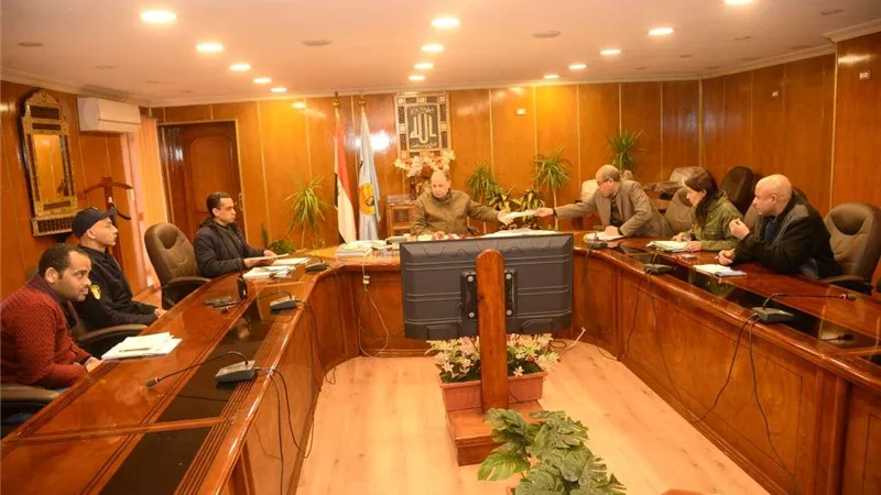 محافظ أسيوط يتابع إجراءات ترشيد الإنفاق وتعظيم الإيرادات وزيادة تحصيل مستحقات الدولة