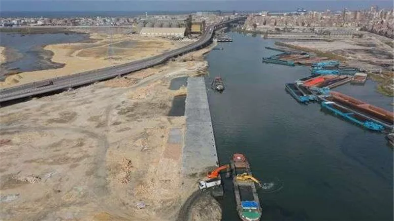 شاهد أعمال تنفيذ المنطقة اللوجستية بميناء الإسكندرية