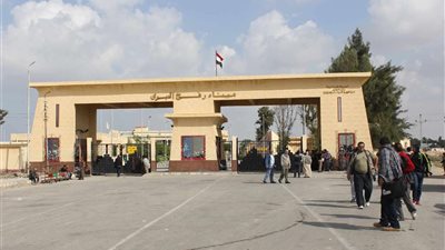 معبر رفح يستقبل 64 شاحنة مساعدات ووقود لغزة.. ودخول عشرات الجرحى للعلاج في مصر